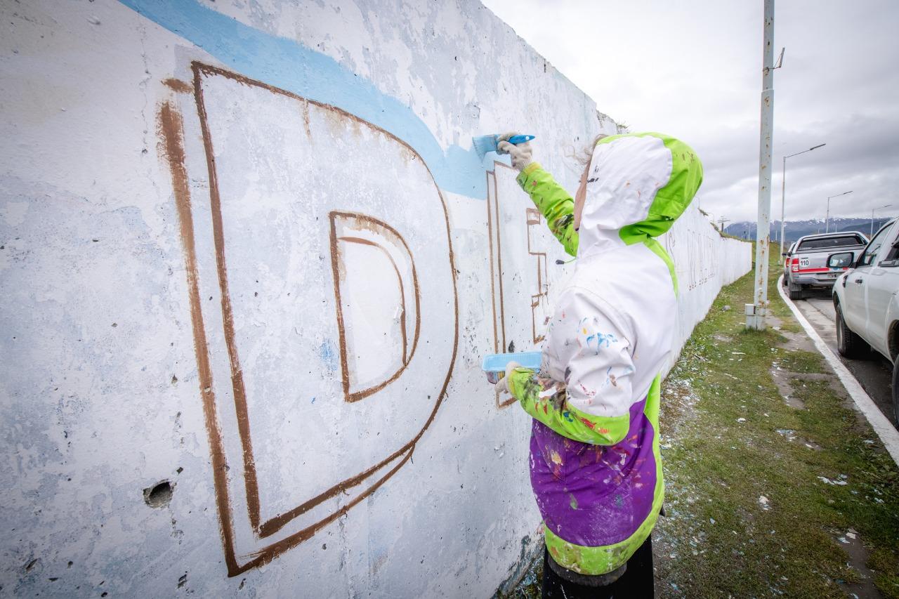 Invitan a vecinos a participar de la restauración del mural de Malvinas - Ushuaia Noticias