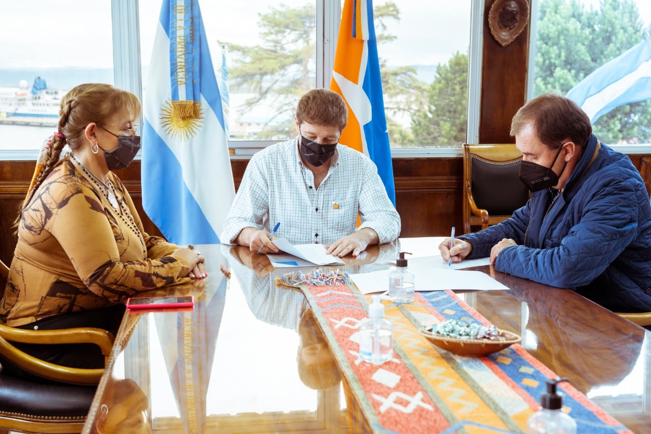 Gobierno firmó el contrato de obra para la realización de un gimnasio en Tolhuin