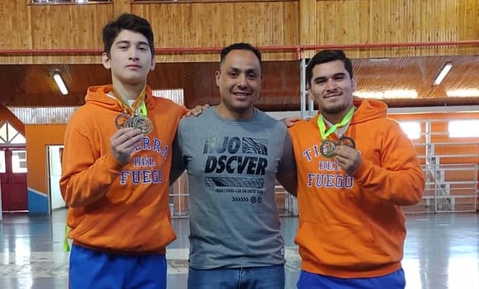 Los campeones nacionales de lucha fueron recibidos por autoridades provinciales