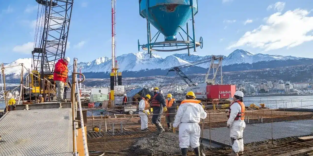 Muelle comercial: Iniciaron el hormigonado de losa en el Puerto