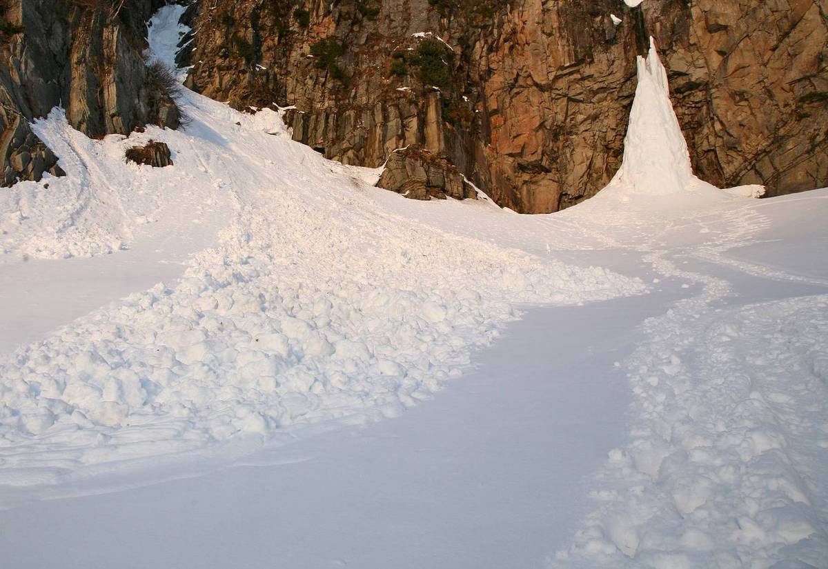 Piden no transitar algunas montañas de Ushuaia por alto riesgo de avalancha