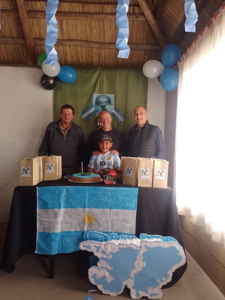 Un niño cordobés celebró un cumpleaños malvinero