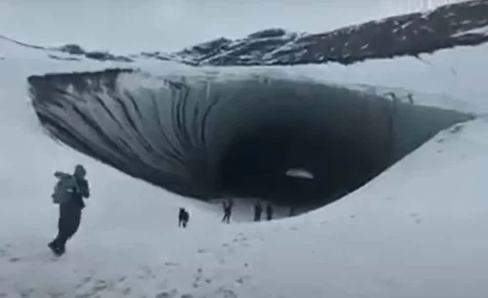 Un turista murió aplastado por un trozo de hielo que se desprendió de la «Cueva de Jimbo»