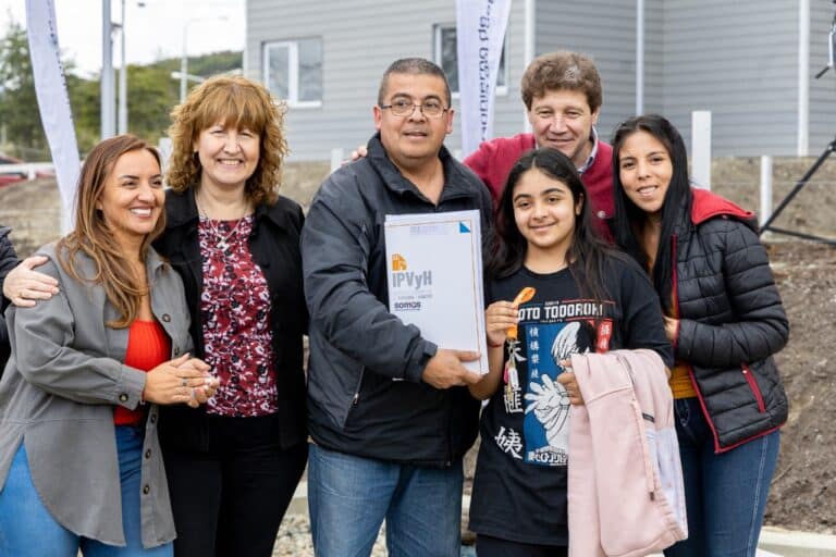 Se entregaron 64 Viviendas “Hanuxa” del B° Río Pipo de Ushuaia