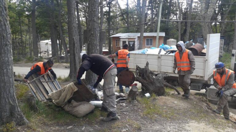 Se realizo una jornada de limpieza integral en el Barrio Dos Banderas