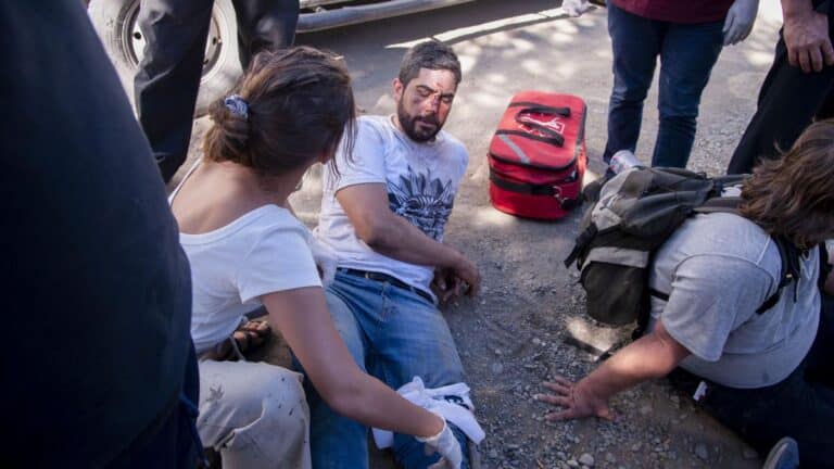 Empleados de Lewis golpearon y retuvieron a manifestantes en el ingreso a Lago Escondido