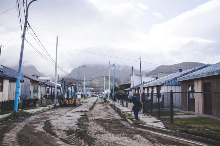 Construyen cordones cuneta y los desagües pluviales en el Barrio de Gendarmería