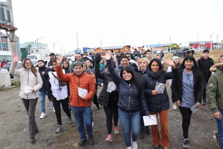 Pino recorrió el barrio Malvinas Argentinas de Río Grande junto a más de 120 militantes