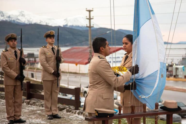 Rinden homenaje a Belgrano en el Día de la Bandera