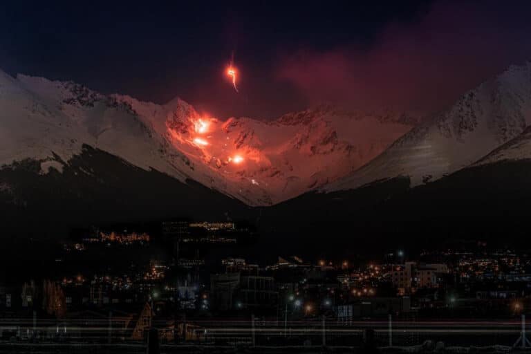 Se realizo la tradicional Bajada de Antorchas en el Glaciar Martial