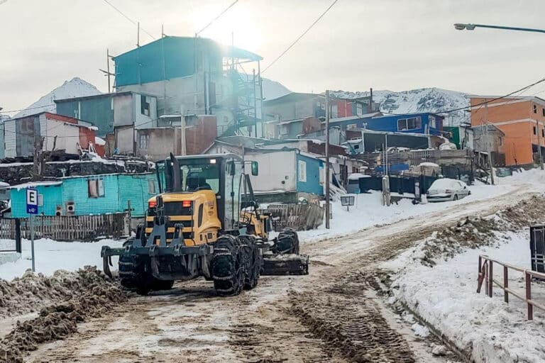 Continúa el operativo de limpieza de nieve en espacios públicos