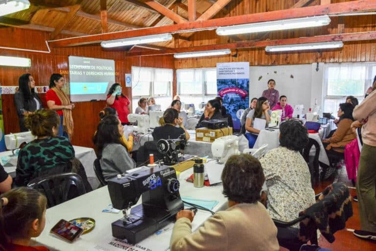 Capacitán a vecinas en el uso y mantenimiento de máquinas de coser