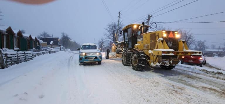 Por las fuertes nevadas se trabaja en las calles con cuadrillas y equipos viales