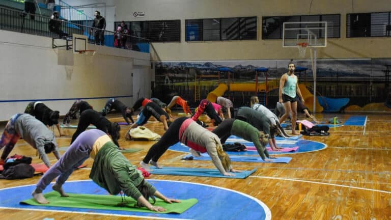 Impulsan clases de yoga para deportistas y vecinos de Ushuaia