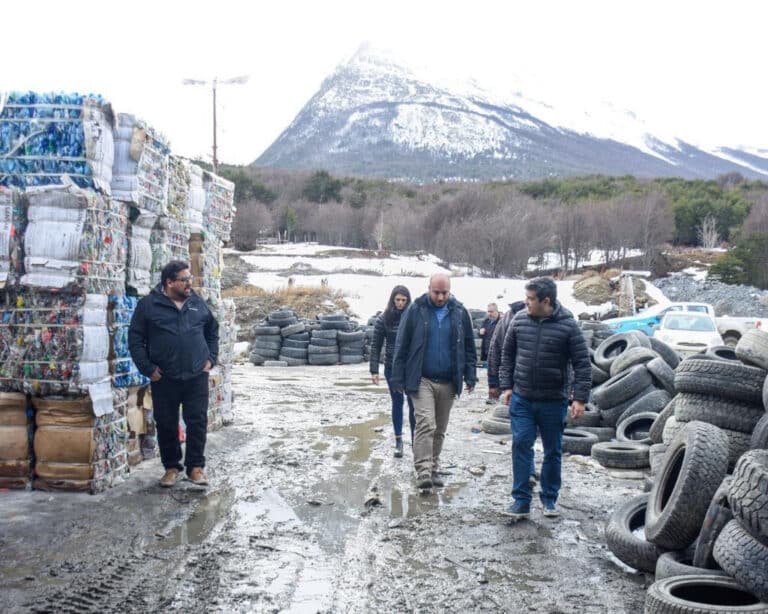 Iriarte recorrió el predio de acopio de materiales para reciclar