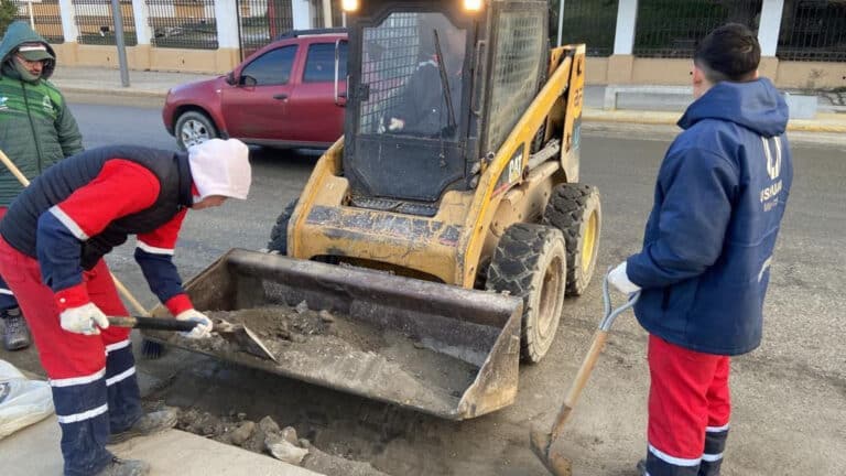 Comenzaron las tareas de limpieza de barro en veredas y cordones