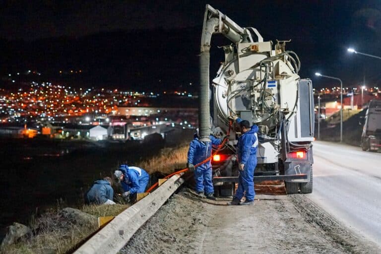 Trabajan para contener el desborde cloacal en Perito Moreno