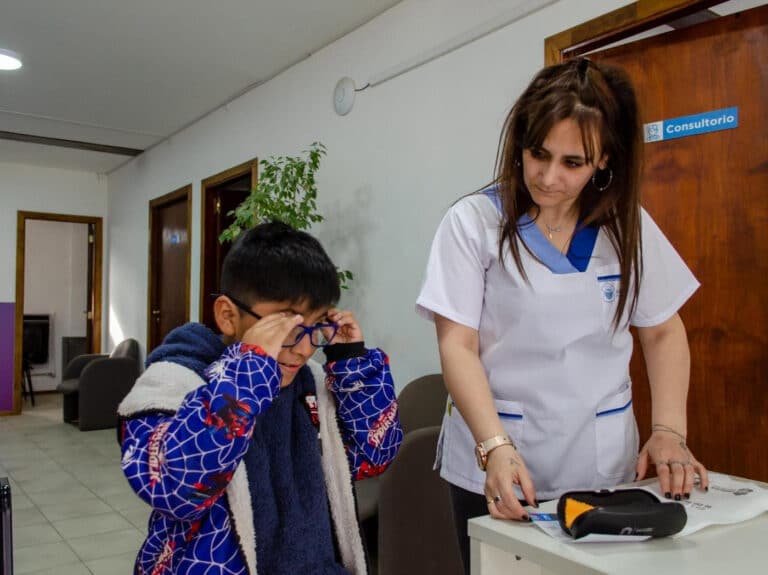 Continúa la entrega de anteojos recetados