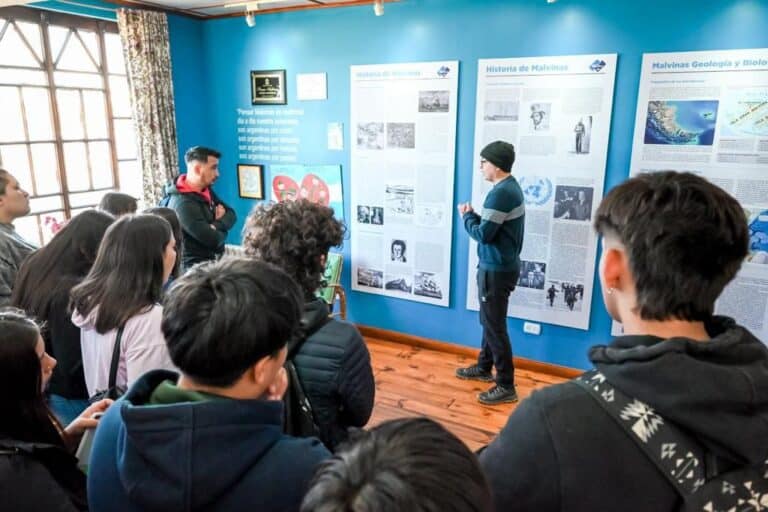 Estudiantes continúan visitando el espacio Pensar Malvinas