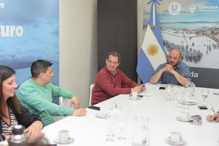 Cesar Molina se reunió con directoras y directores de áreas municipales