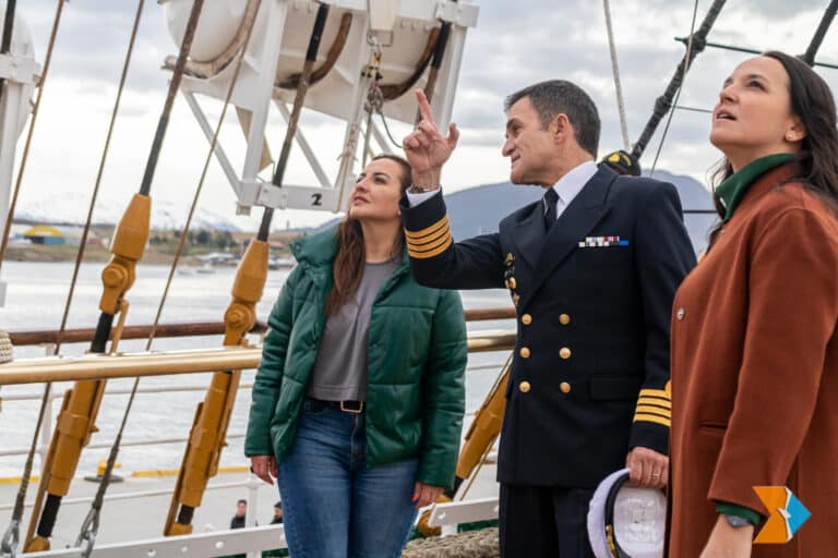 La Fragata Libertad llegó al primer puerto argentino antes de finalizar su viaje 51°