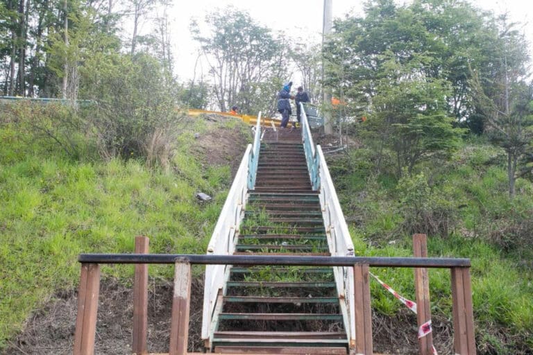 Se construye una escalera en el acceso al Barrio Dos Banderas y sectores aledaños