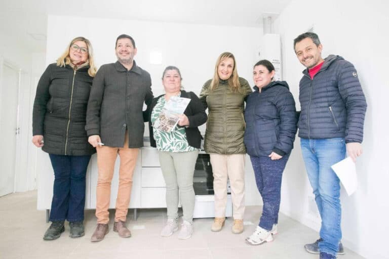 Continúa la entrega de viviendas para el reordenamiento urbano