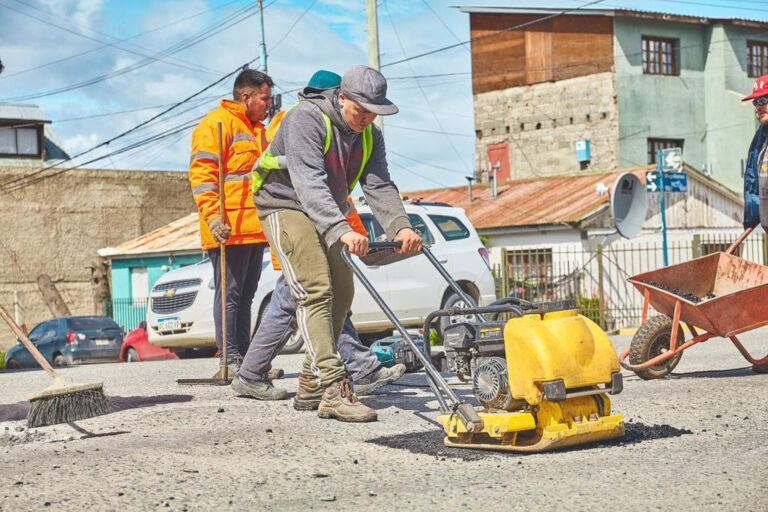 Se realizó el bacheo en la calle Magallanes