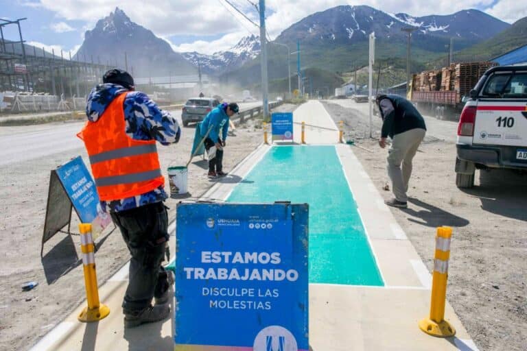 Realizan trabajos de pintura horizontal en la Bicisenda «Pensar Malvinas»