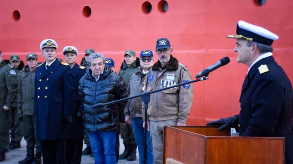 Se Realizo La Entrega De La Bandera Argentina Al Comandante Del Irizar 