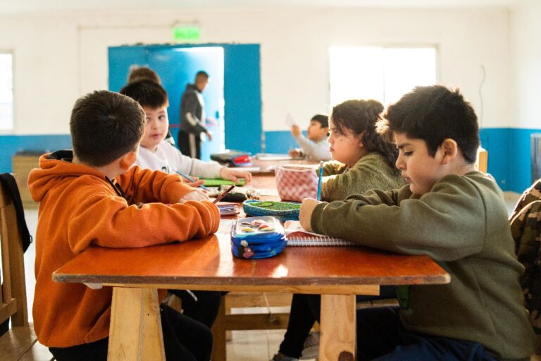 «Aprendo en mi Barrio»: Continúa el apoyo escolar a estudiantes durante todo el año