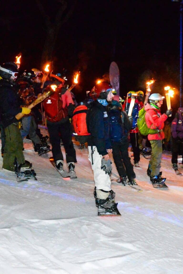 La Municipalidad de Ushuaia acompañó la tradicional Bajada de Antorchas en el Martial