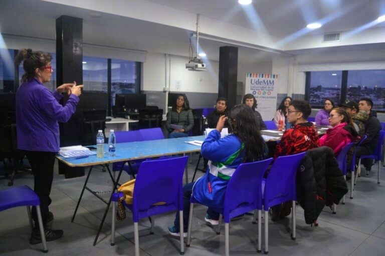 Capacitan en lengua de señas a trabajadores del Instituto Municipal de Deportes