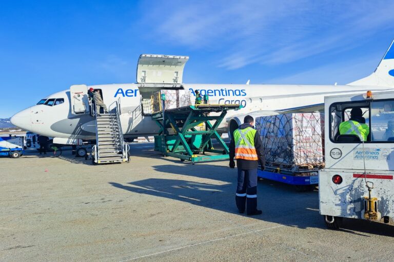 El Aeropuerto Internacional Malvinas Argentinas recibió por primera vez un avión de cargas de Aerolíneas Argentinas