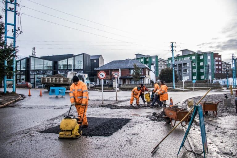 La Municipalidad de Ushuaia continúa con la reparación de calles en diversos puntos de la ciudad