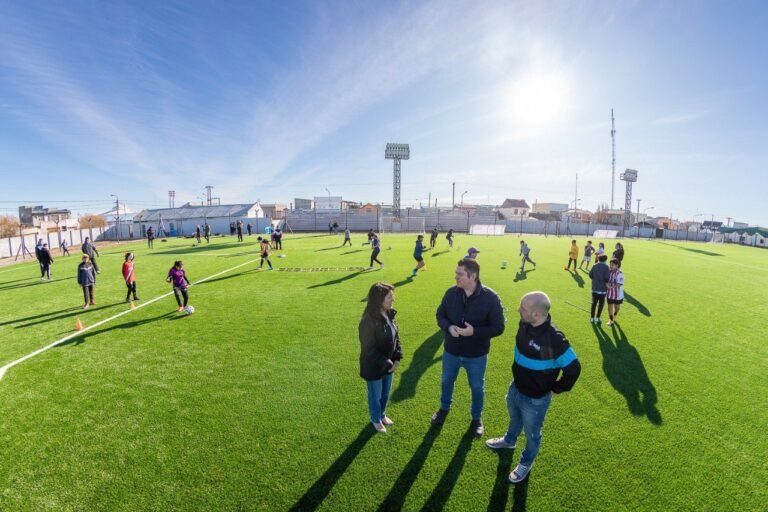 La cancha municipal de césped sintético es la primera en la Patagonia en ser homologada por la FIFA