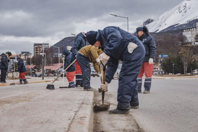 La Municipalidad inició trabajos de limpieza de cordones y veredas