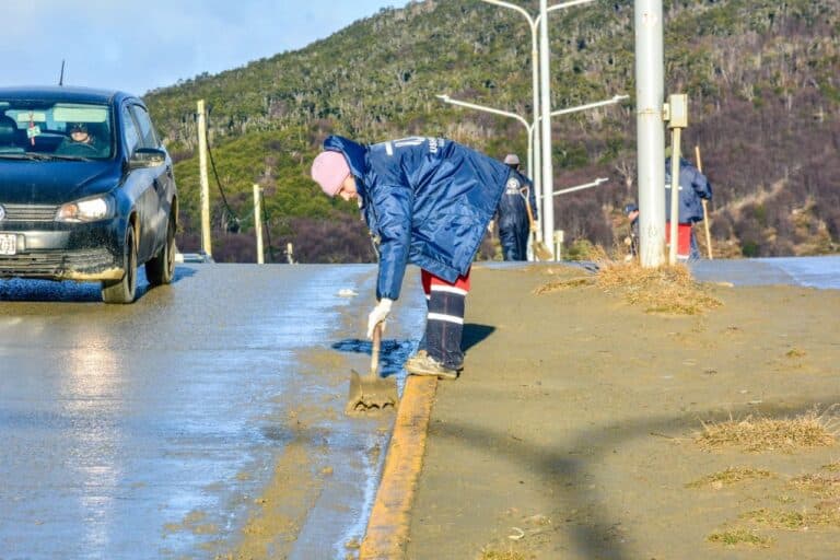 Continúan los trabajos de limpieza de calles y espacios públicos en Ushuaia