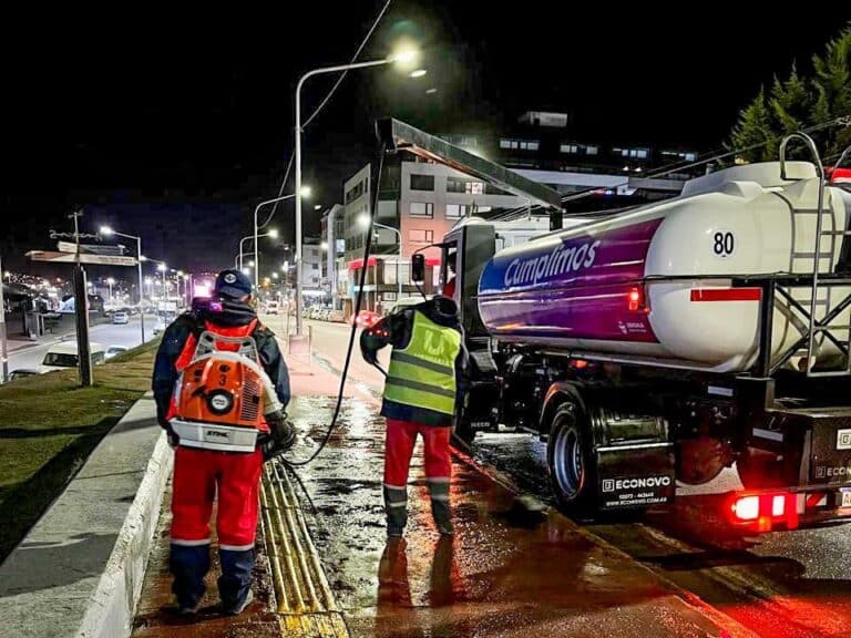 El Municipio continúa con la limpieza noctura en el centro de la ciudad