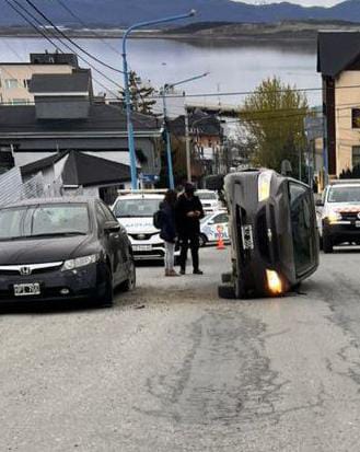 Choque y vuelco en el centro de Ushuaia