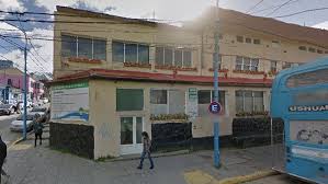 Un edificio histórico en pleno centro de Ushuaia sumido en el abandono