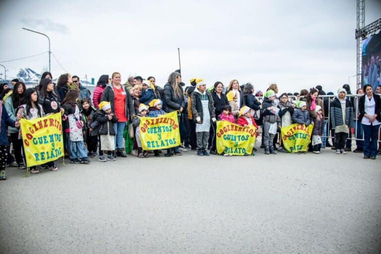 Multitudinario desfile de toda la comunidad en el 140° aniversario de Ushuaia