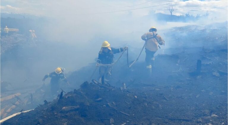 Incendio en un aserradero movilizó a brigadas de emergencia