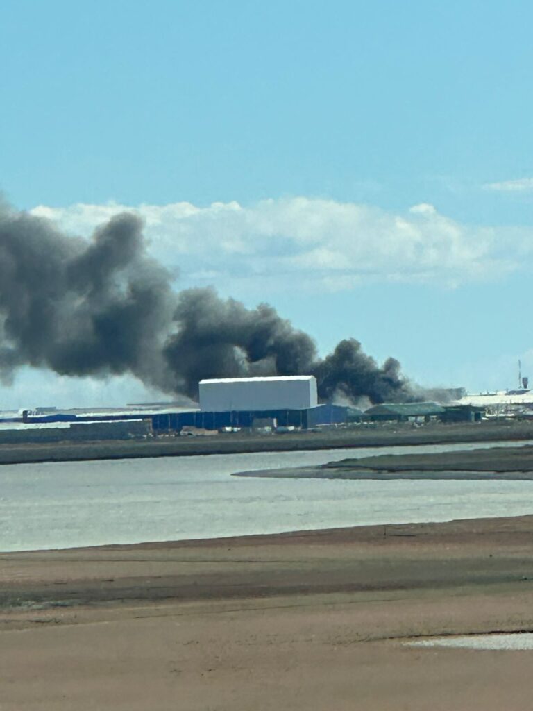 Incendio de gran magnitud afectó un predio del Parque Industrial