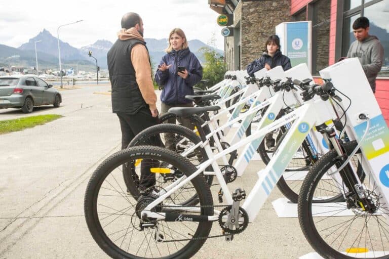 La Municipalidad puso en marcha las tres primeras estaciones de bicicletas eléctricas